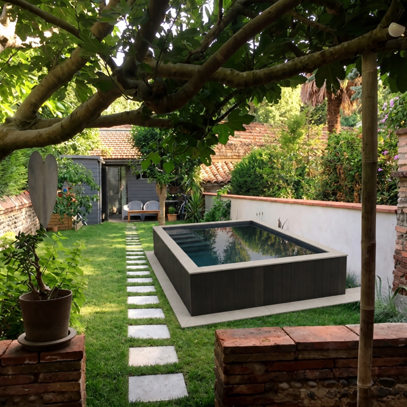Piscine hors-sol carrée finition noire projetée dans le jardin